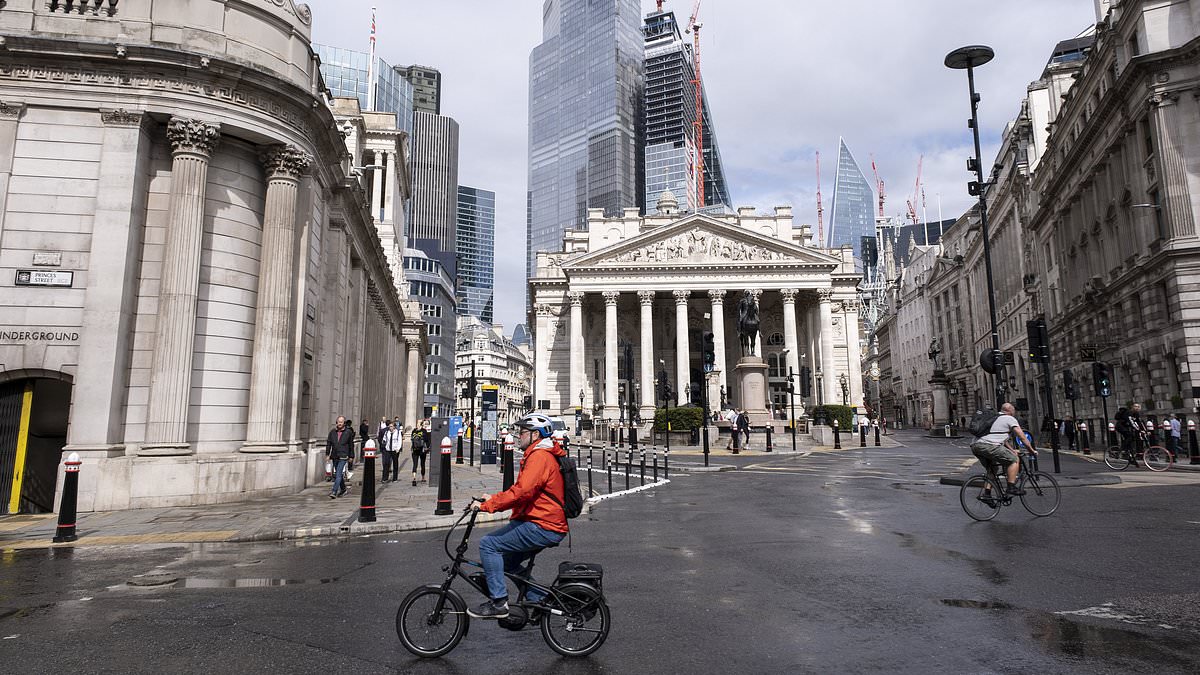 alert-–-plans-drawn-up-for-4.5million-cyclepath-to-run-through-the-heart-of-the-city-of-london-–-in-bid-to-ape-route-opened-by-former-pm-boris-johnson