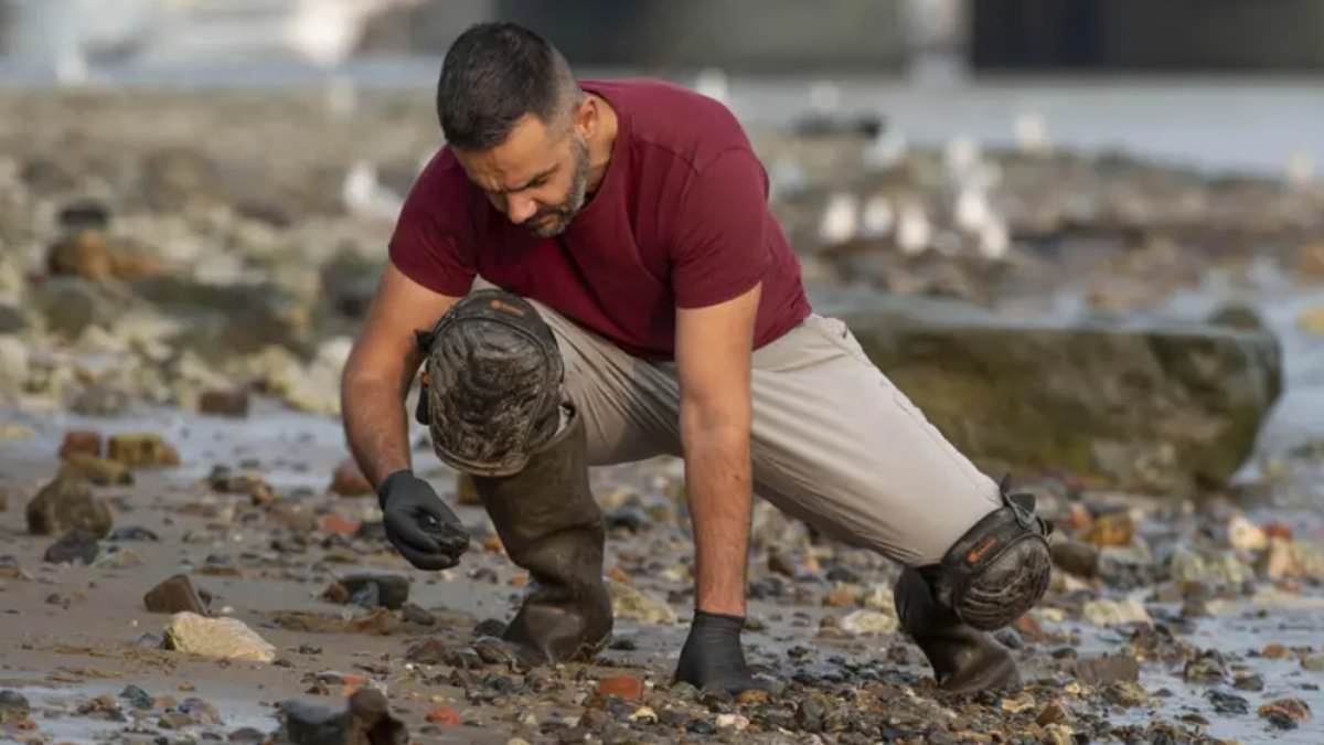 alert-–-the-great-thames-treasure-hunt-begins-again!-port-of-london-authority-relaunches-mudlarking-permit-scheme-after-two-year-suspension-giving-amateur-hunters-the-chance-to-find-lost-relics-on-the-riverbanks-of-the-capital