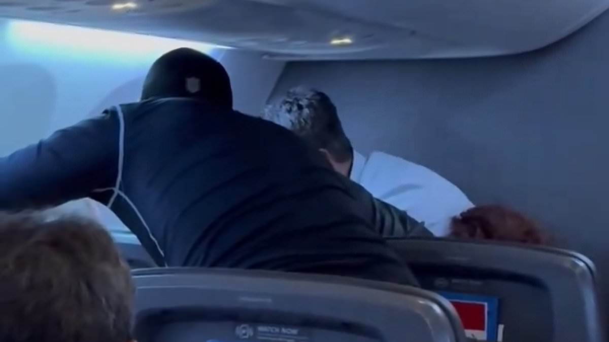 alert-–-passengers-on-american-airlines-flight-restrain-man-who-was-allegedly-violent-with-female-companion