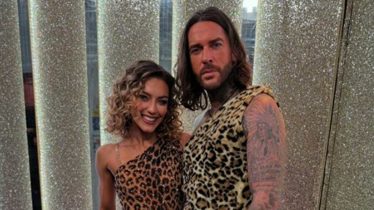 alert-–-strictly’s-pete-wicks-and-partner-jowita-przystal-‘put-on-a-very-cosy-display-as-they-cuddle-up-backstage’-after-she-praised-him-as-‘unbelievable’-amid-blossoming-romance-rumours