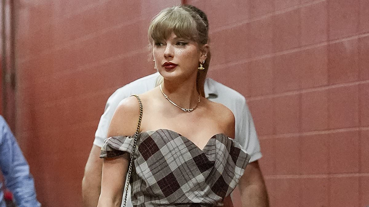 alert-–-taylor-swift-and-travis-kelce-wear-matching-plaid-at-his-game-as-they-shake-off-contract-break-up-rumors