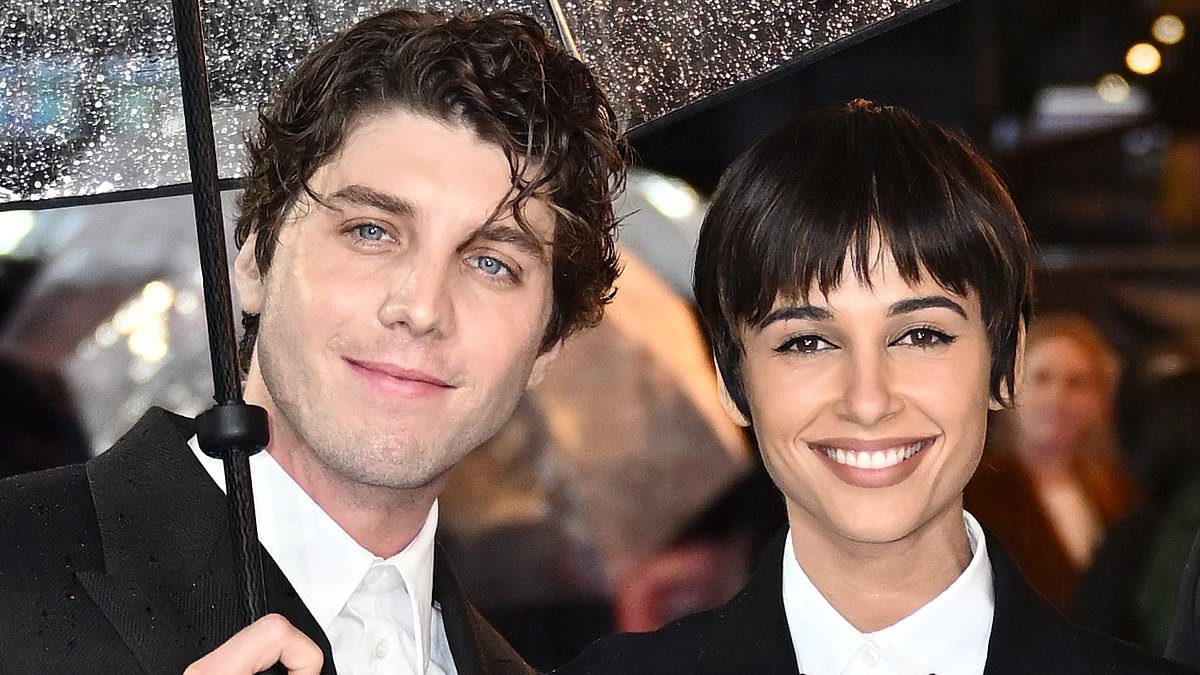 alert-–-lukas-gage-is-the-perfect-gentleman-as-he-helps-glamorous-co-star-naomi-scott-fix-her-dress-on-the-smile-2-red-carpet-during-the-london-premiere