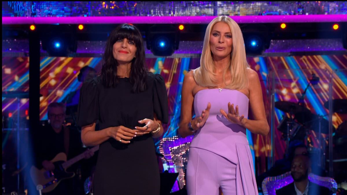 alert-–-strictly’s-tess-daly-looks-sensational-in-a-chic-pastel-co-ord-while-claudia-winkleman-opts-for-all-black-for-the-fourth-live-show