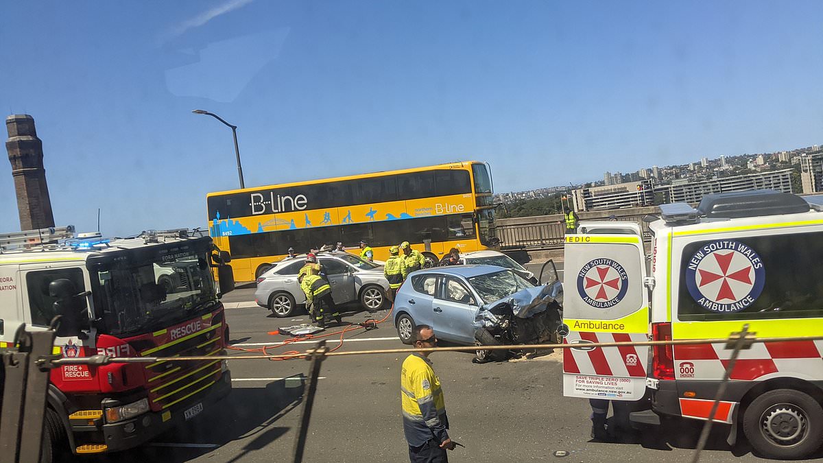 alert-–-sydney-harbour-bridge-crash:-all-lanes-closed-–-causing-traffic-chaos