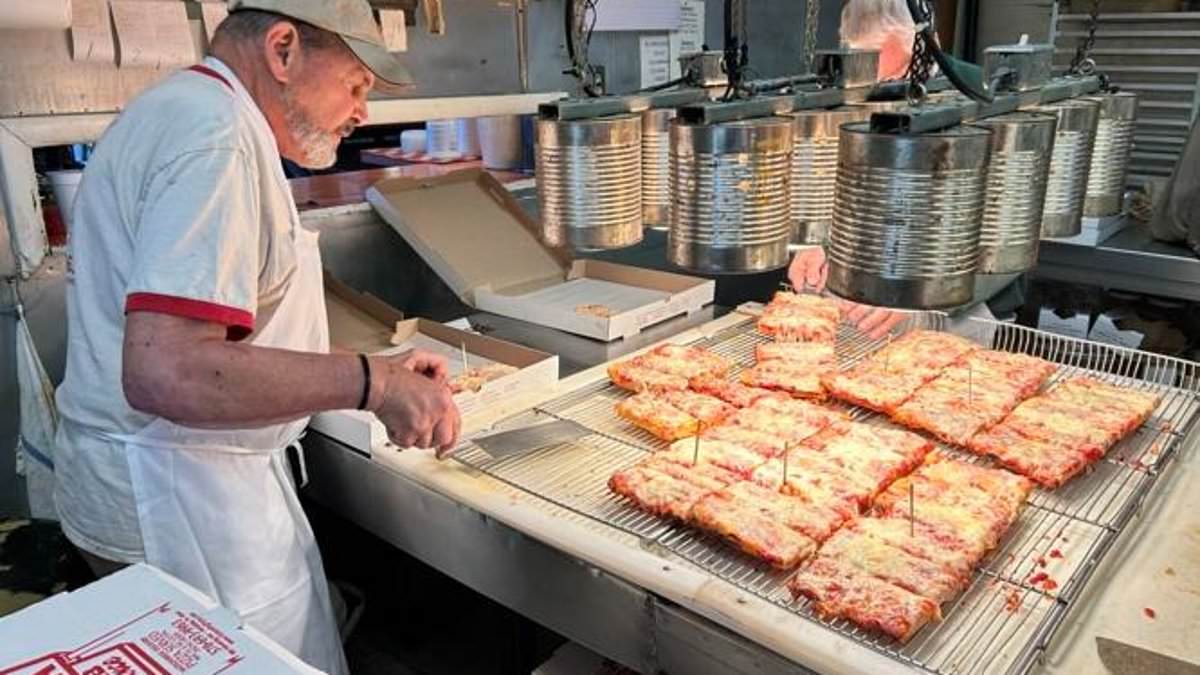 alert-–-fourth-generation-pizza-joint-shuts-–-and-devoted-fans-travel-across-the-country-for-final-fix