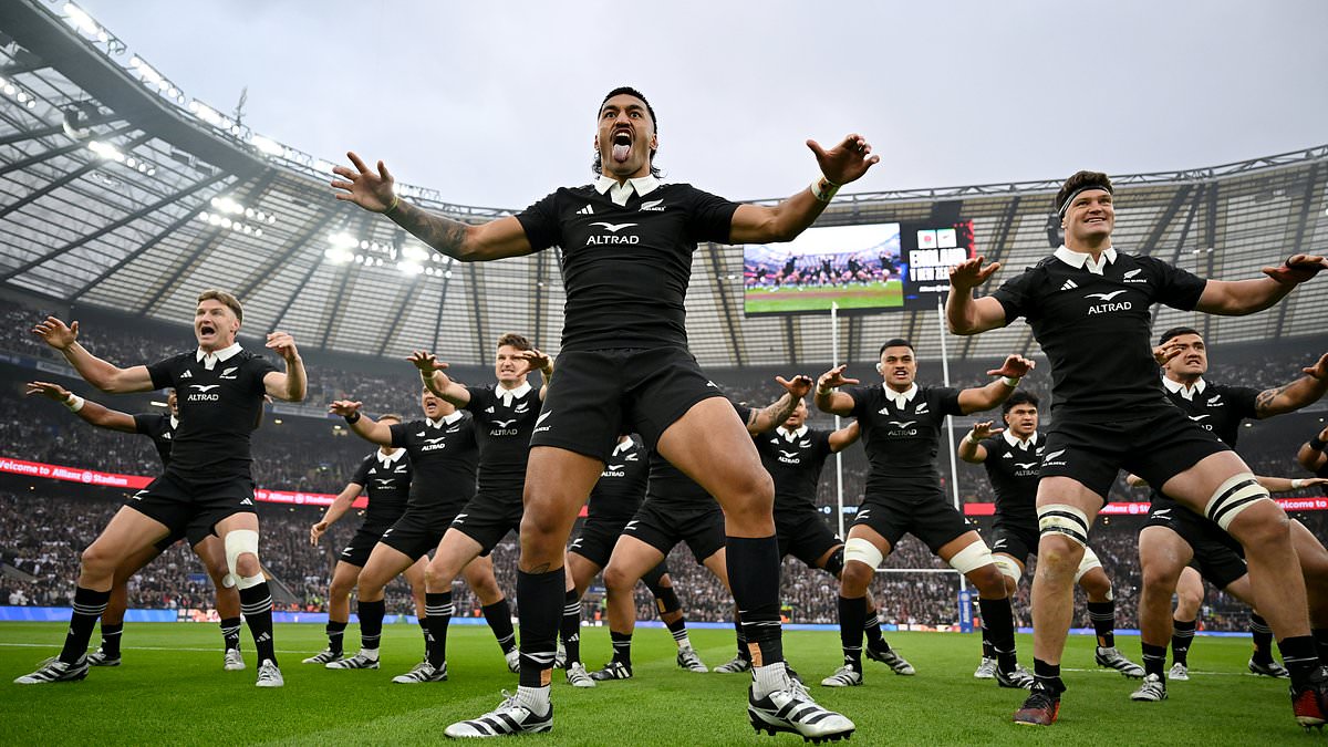 alert-–-england-rugby-fans-left-disappointed-after-team-fail-to-cross-the-halfway-line-and-confront-new-zealand’s-stars-as-they-peform-their-haka-–-after-joe-marler-said-iconic-dance-needs-‘binning’