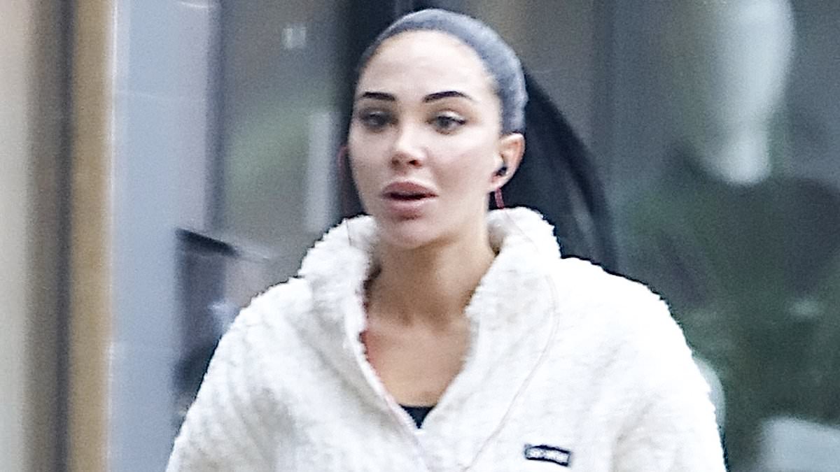 alert-–-tulisa-keeps-it-casual-in-a-white-zip-up-fleece-as-she-enjoys-a-pampering-session-at-the-nail-salon-in-preparation-for-the-i’m-a-celeb-jungle