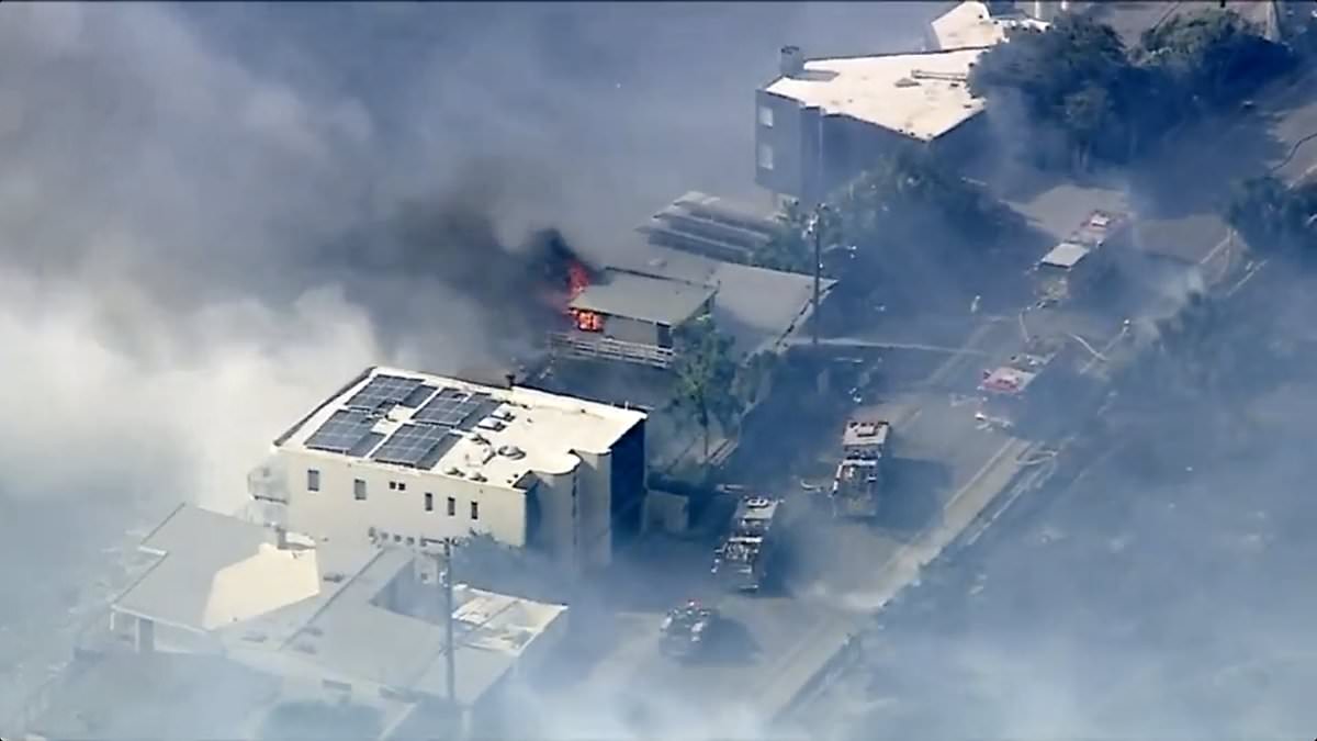 alert-–-mansions-burn-under-brutal-malibu-fire-raging-next-to-pacific-coast-highway