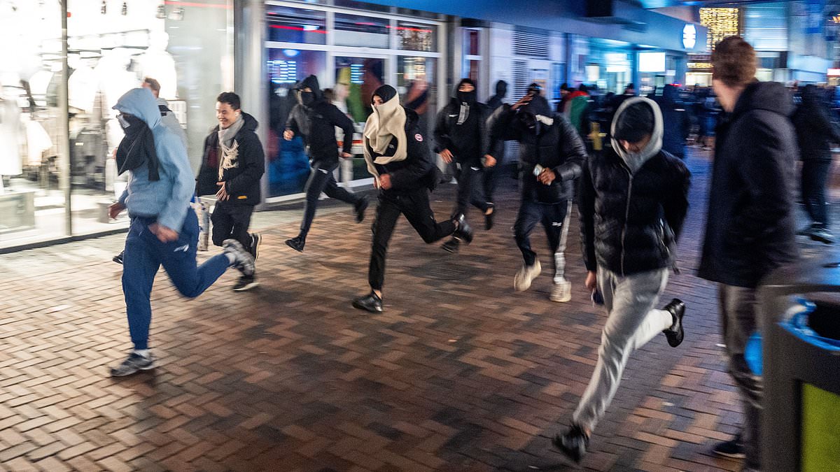 alert-–-israeli-football-fans-were-attacked-by-marauding-‘anti-jewish-scooter-gangs’-in-amsterdam-says-mayor-–-as-riots-leave-10-injured-and-800-police-deployed