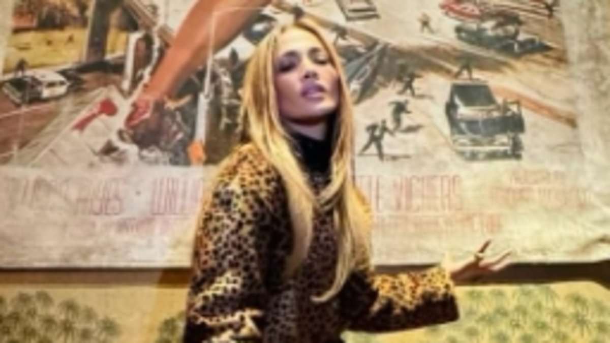 alert-–-jennifer-lopez-recreates-attack-of-the-50-foot-woman-poster-in-a-sexy-all-leopard-look-while-out-in-london