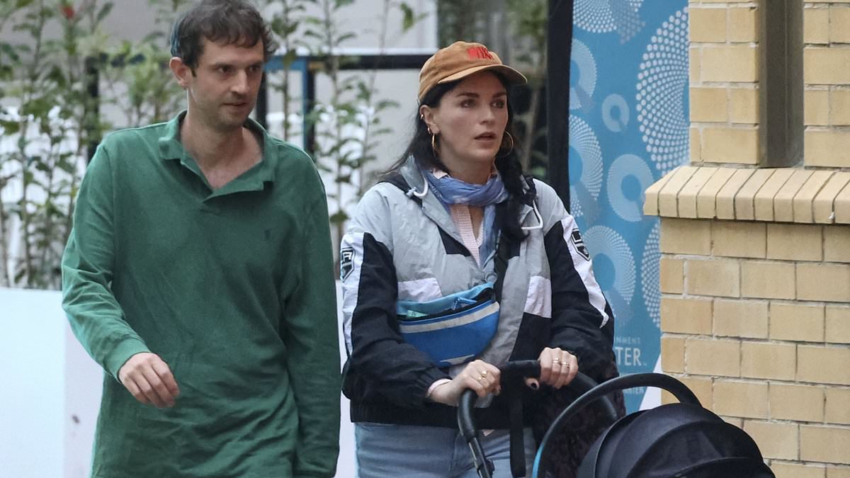 alert-–-aisling-bea,-40,-seen-for-the-first-time-since-welcoming-her-daughter-as-she-and-boyfriend jack-freeman-enjoy-a-stroll-with-the-tot-in-sydney