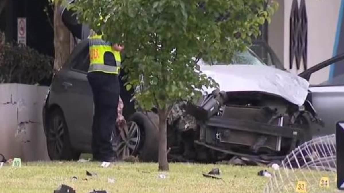 alert-–-pedestrian-killed-in-horror-crash-in-melbourne-after-car-mounts-kerb