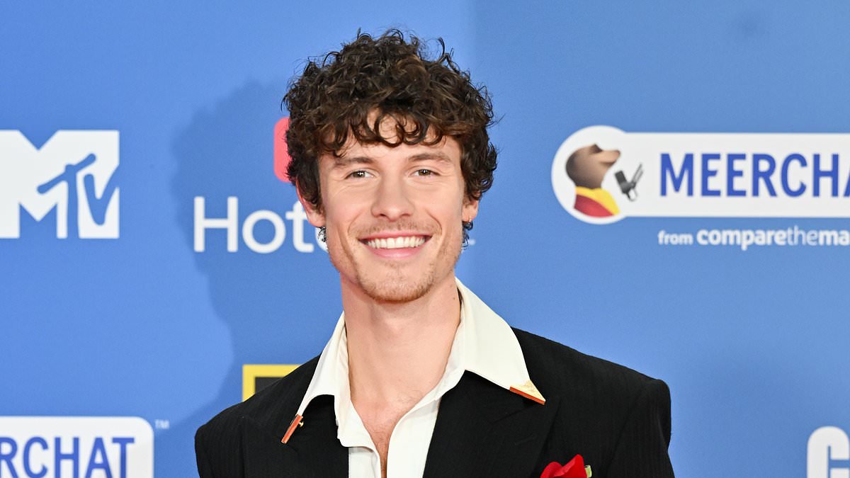 alert-–-shawn-mendes-dons-smart-suit-at-mtv-emas-in-first-red-carpet-appearance-since-addressing-sexuality