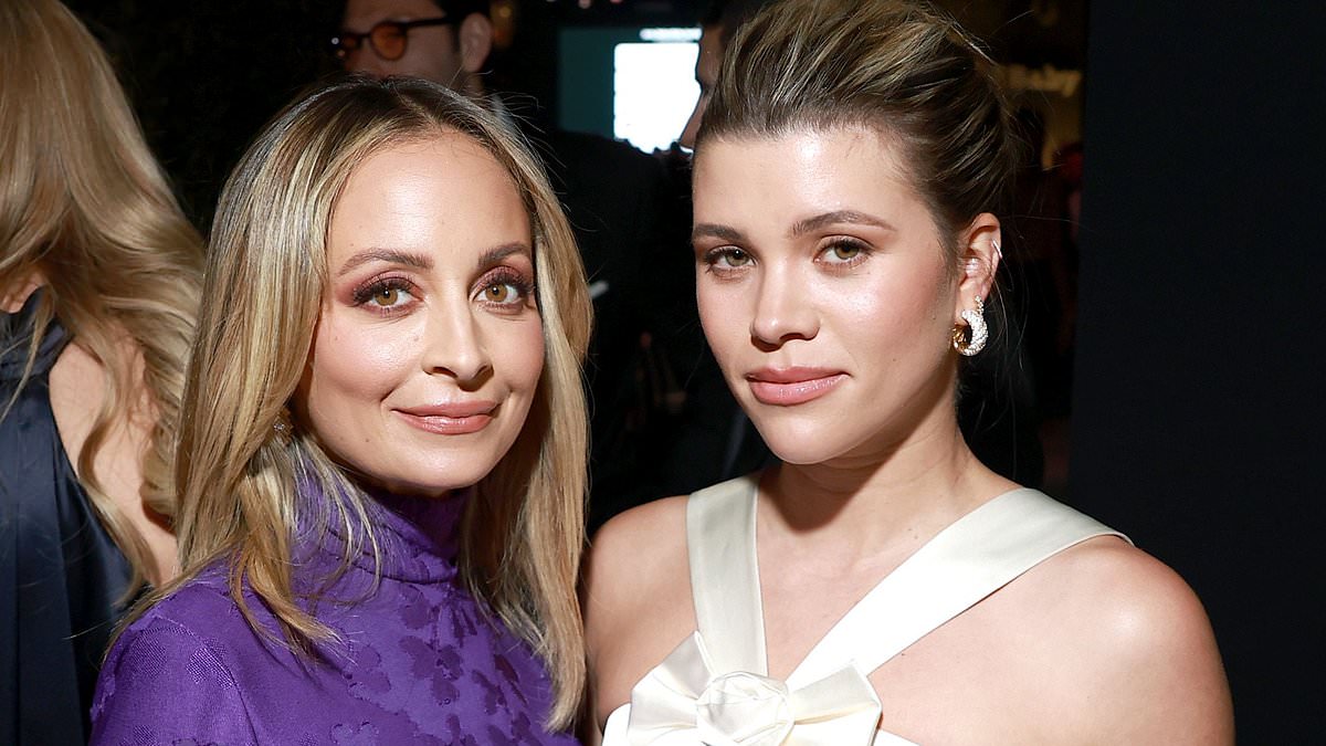 alert-–-sofia-richie-is-17-years-younger-than-sister-nicole-richie-but-they-look-the-same-age-in-rare-photo