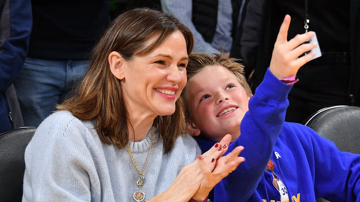 alert-–-ben-affleck’s-son-samuel,-12,-is-the-perfect-mini-me-to-his-movie-star-mom