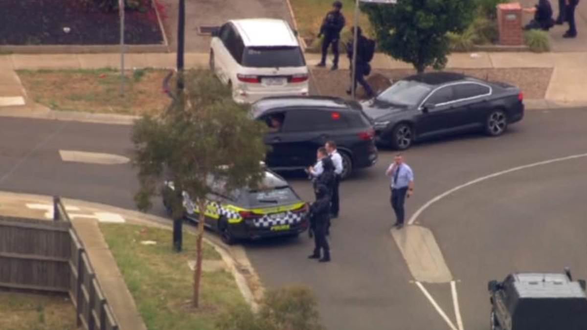 alert-–-police-operation-underway-in-weir-views-after-shots-were-fired-at-melbourne-housing-estate,-residents-urged-to-stay-inside