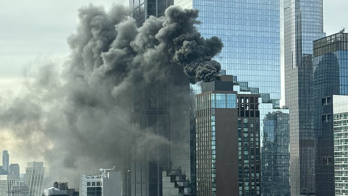 alert-–-hudson-yards-fire:-smoke-billows-from-midtown-manhattan-office-building-in-front-of-panicked-nyc-workers