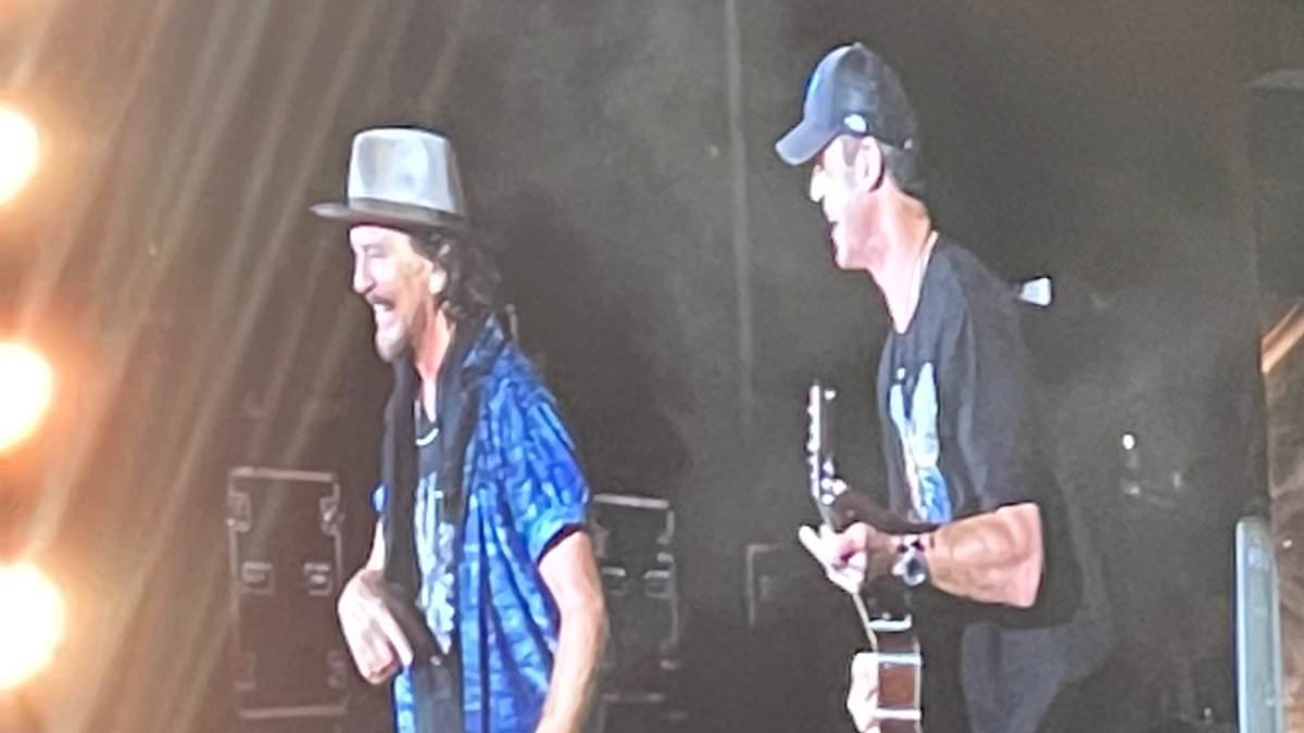 alert-–-pearl-jam-frontman-eddie-vedder-calls-afl-legend-onto-stage-during-melbourne-show