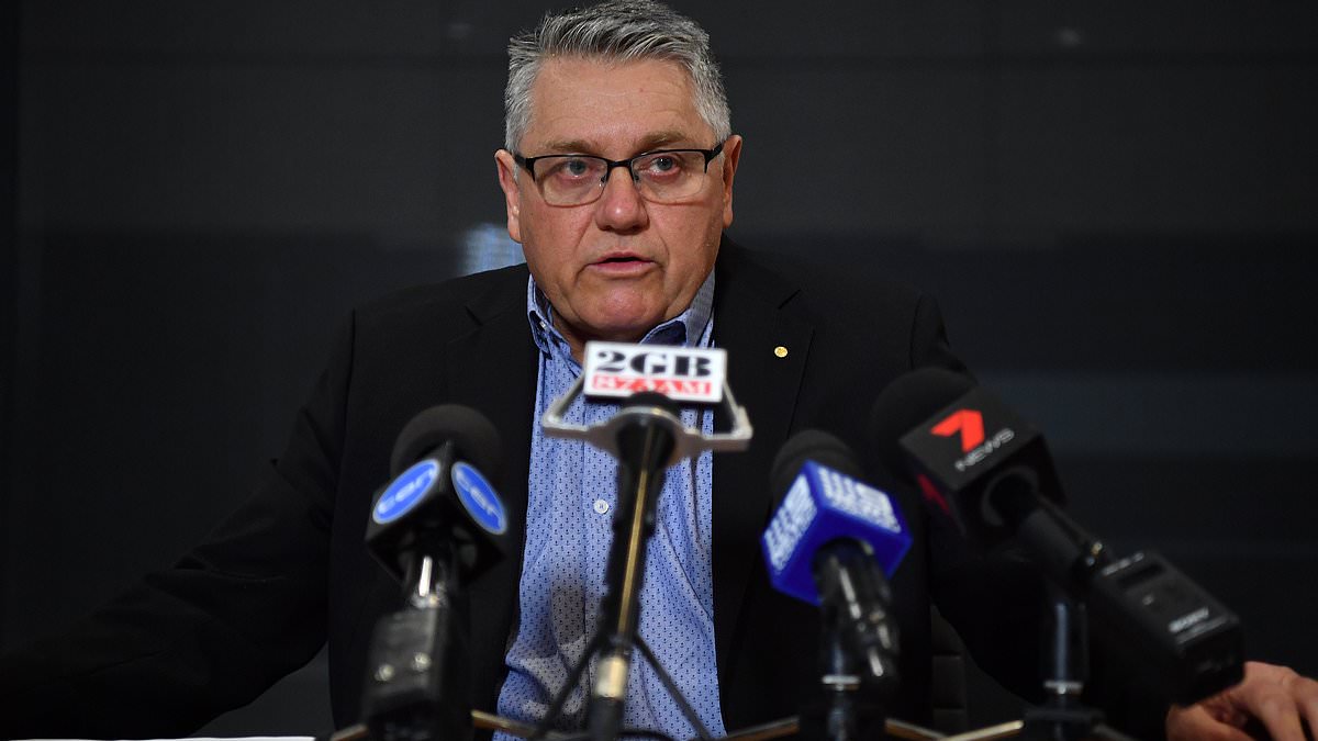 alert-–-inside-the-real-reason-for-ray-hadley’s-cryptic-on-air-comments-about-alan-jones’-bombshell-arrest-–-as-the-2gb-host’s-role-in-talkback-icon’s-arrest-is-revealed