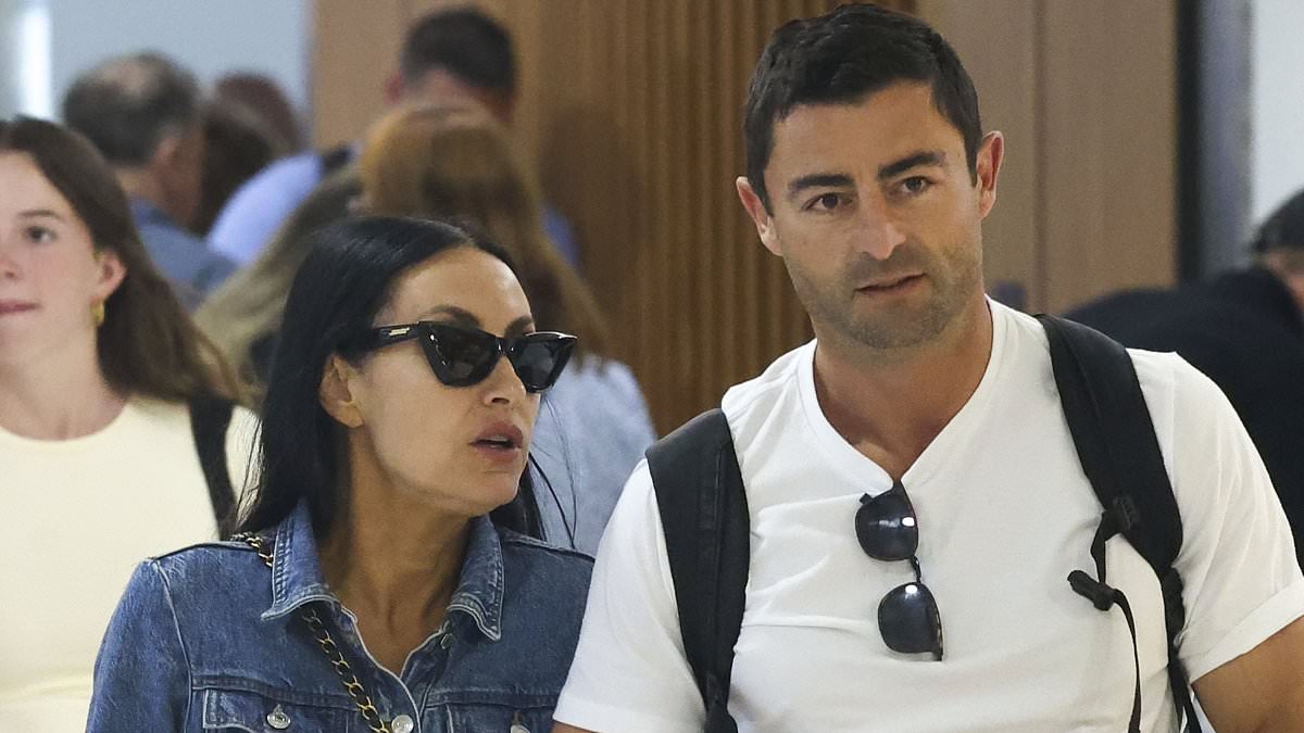 alert-–-terry-biviano-shows-off-her-trim-pins-during-a-spot-of-luxury-shopping-with-husband-anthony-minichiello