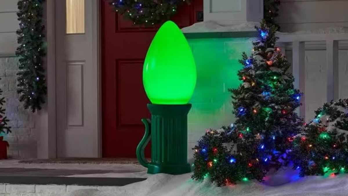 alert-–-giant-holiday-bulb-light-sends-christmas-fans-crazy-–-but-some-issue-stark-warning