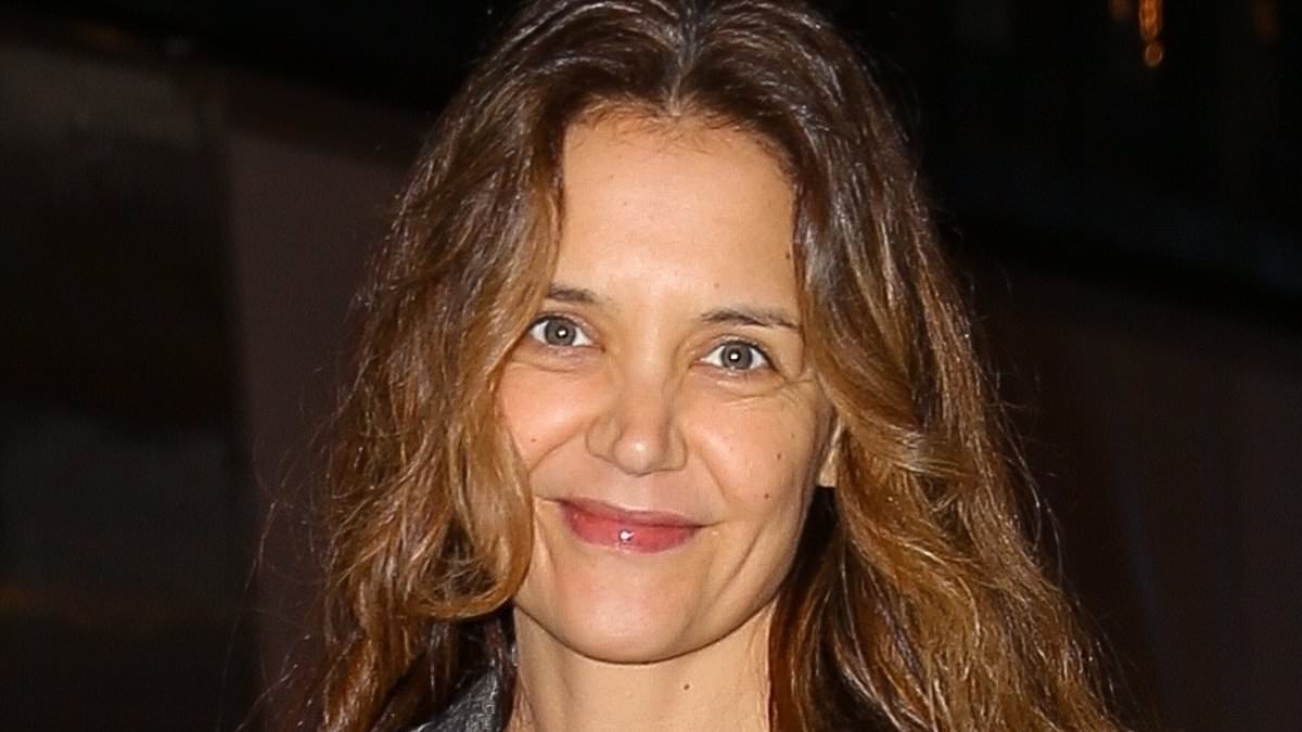 alert-–-katie-holmes-goes-makeup-free-in-nyc-ahead-of-performance-of-broadway’s-our-town