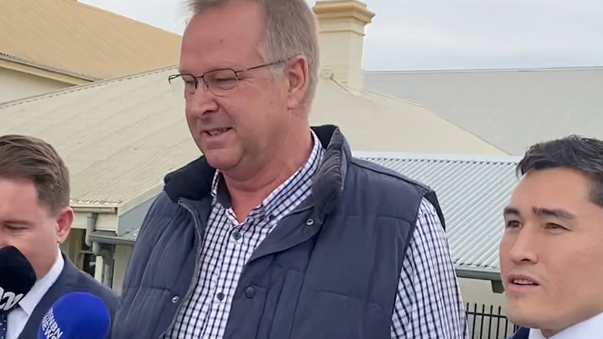 alert-–-aussie-grandfather-does-the-unthinkable-to-a-chicken-when-visiting-a-local-wildlife-park