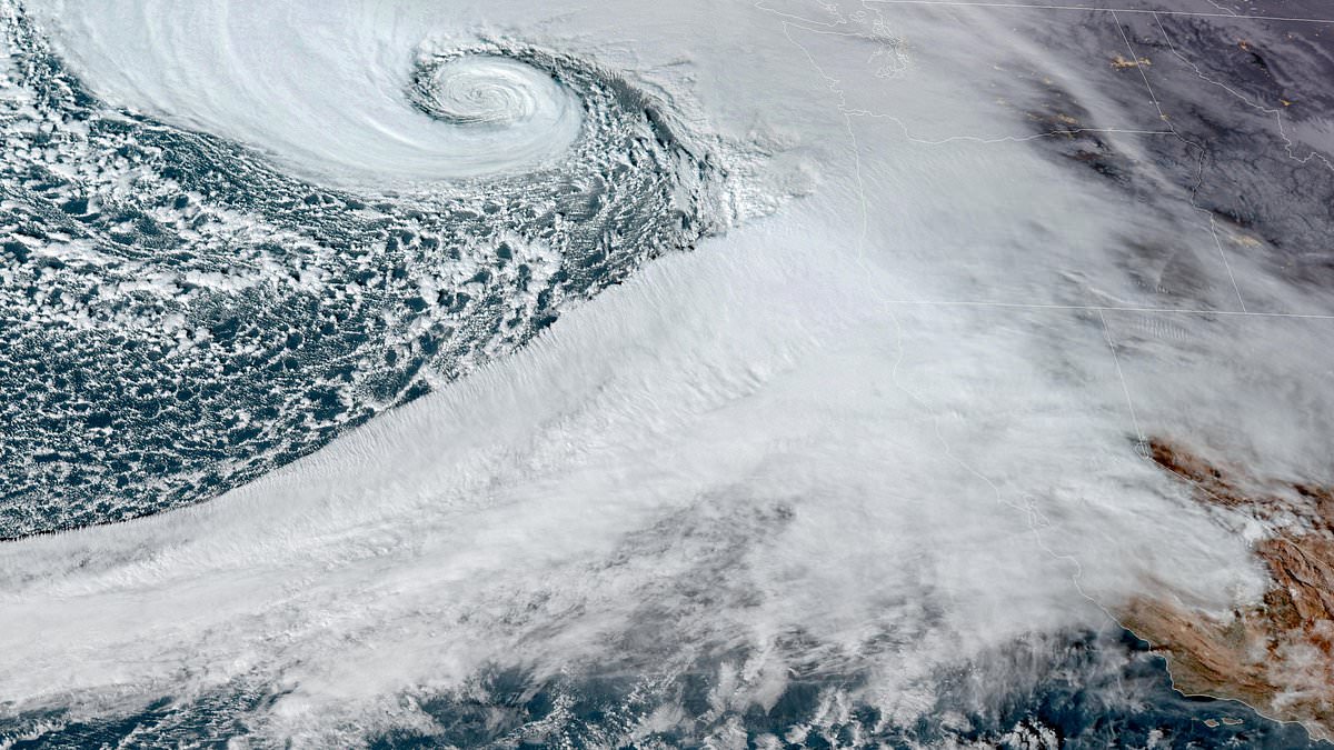 alert-–-bomb-cyclone-live-tracker-reveals location-of-deadly-storm-as-it-moves-toward-the-west-coast