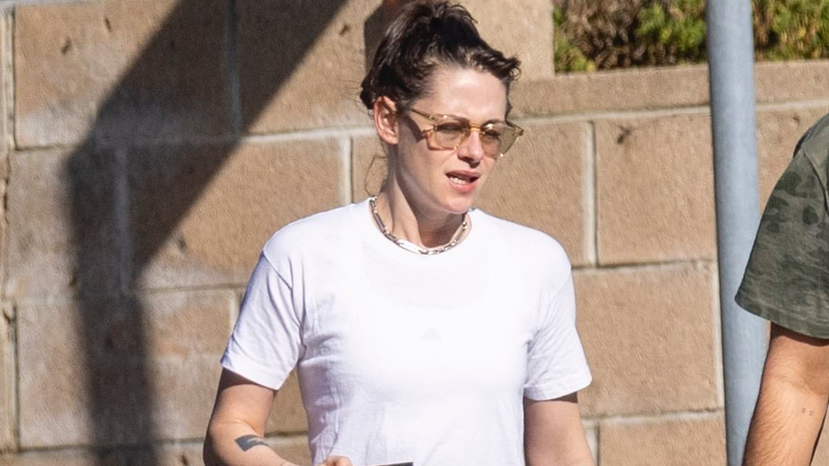 alert-–-kristen-stewart-flashes-her-tummy-in-a-crop-top-while-carrying-a-coffee-mug-with-a-male-friend-in-los-angeles