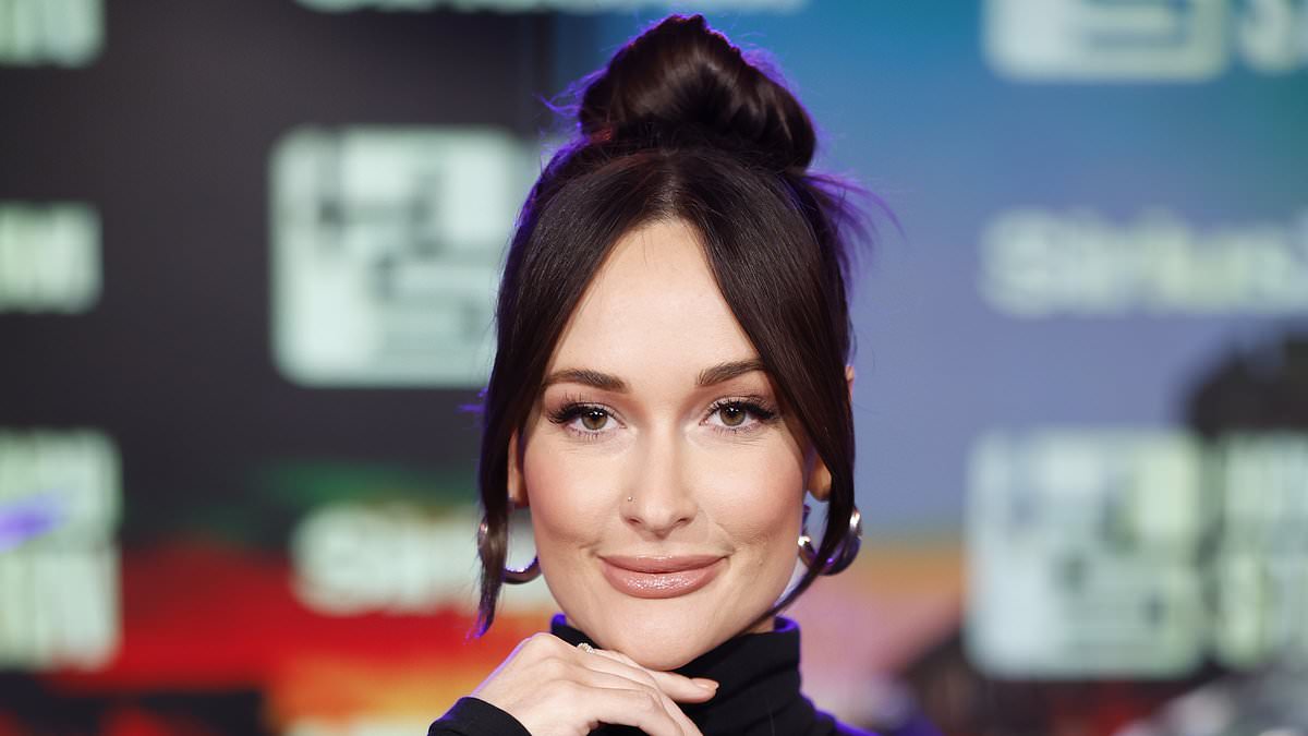 alert-–-kacey-musgraves-makes-a-generous-$10k-donation-after-sparking-backlash-for-insulting-her-texas-hometown