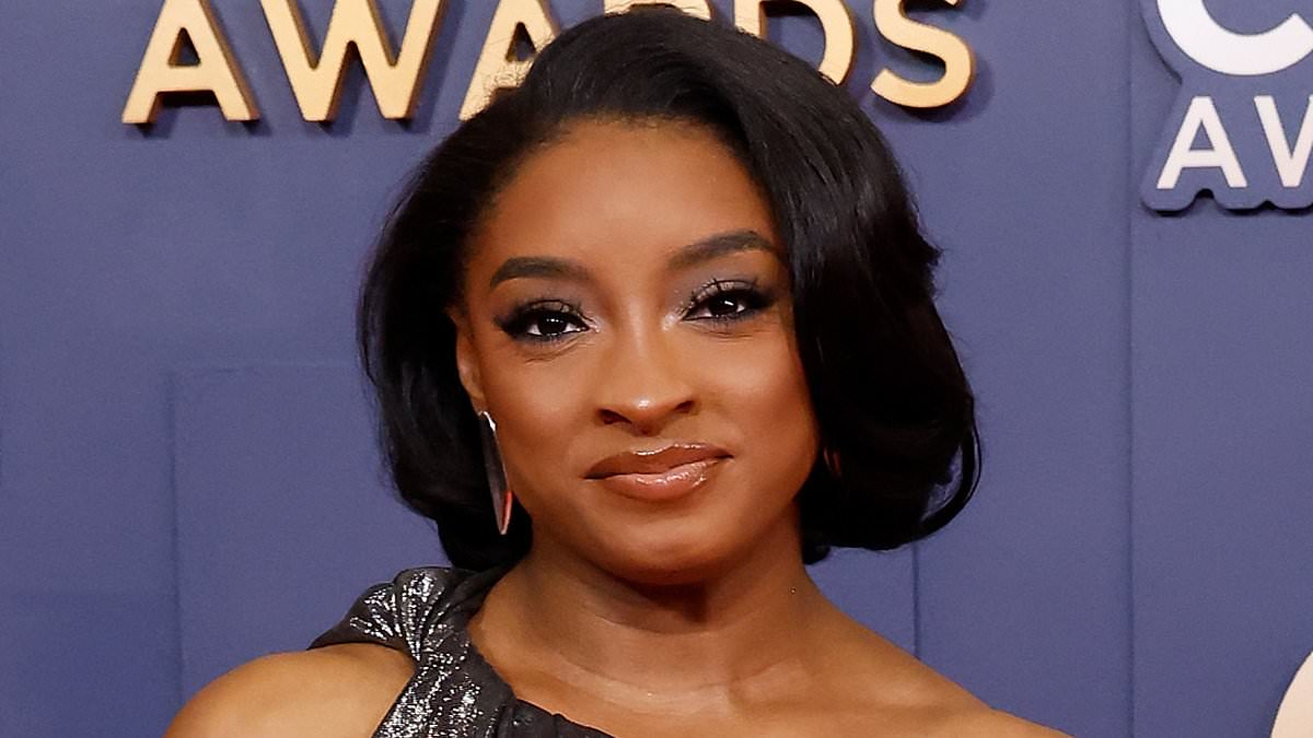 alert-–-fans-accuse-simone-biles-of-‘dirty’-and-‘disrespectful’-reaction-to-country-music-legend’s-wife-during-cmas