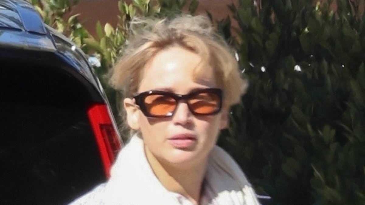 alert-–-jennifer-lawrence-shows-off-her-baby-bump-in-button-down-shirt-on-a-stroll-in-los-angeles