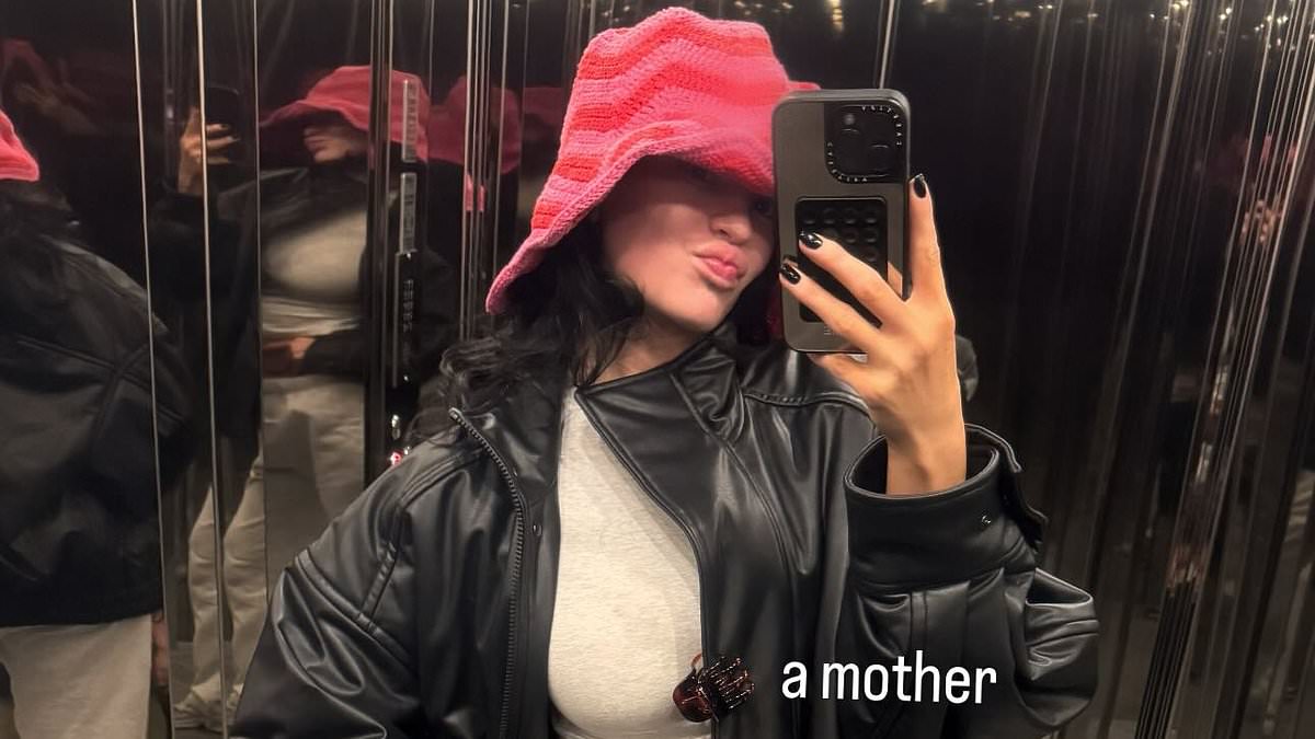 alert-–-kylie-jenner-flashes-her-flat-midriff-in-elevator-selfie-with-her-kids-stormi-and-aire