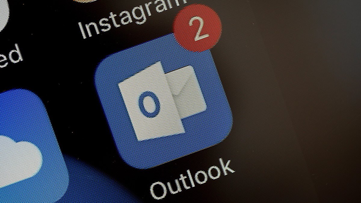 alert-–-outlook-goes-down-across-the-us-as-microsoft-users-report-issues-with-the-email-service