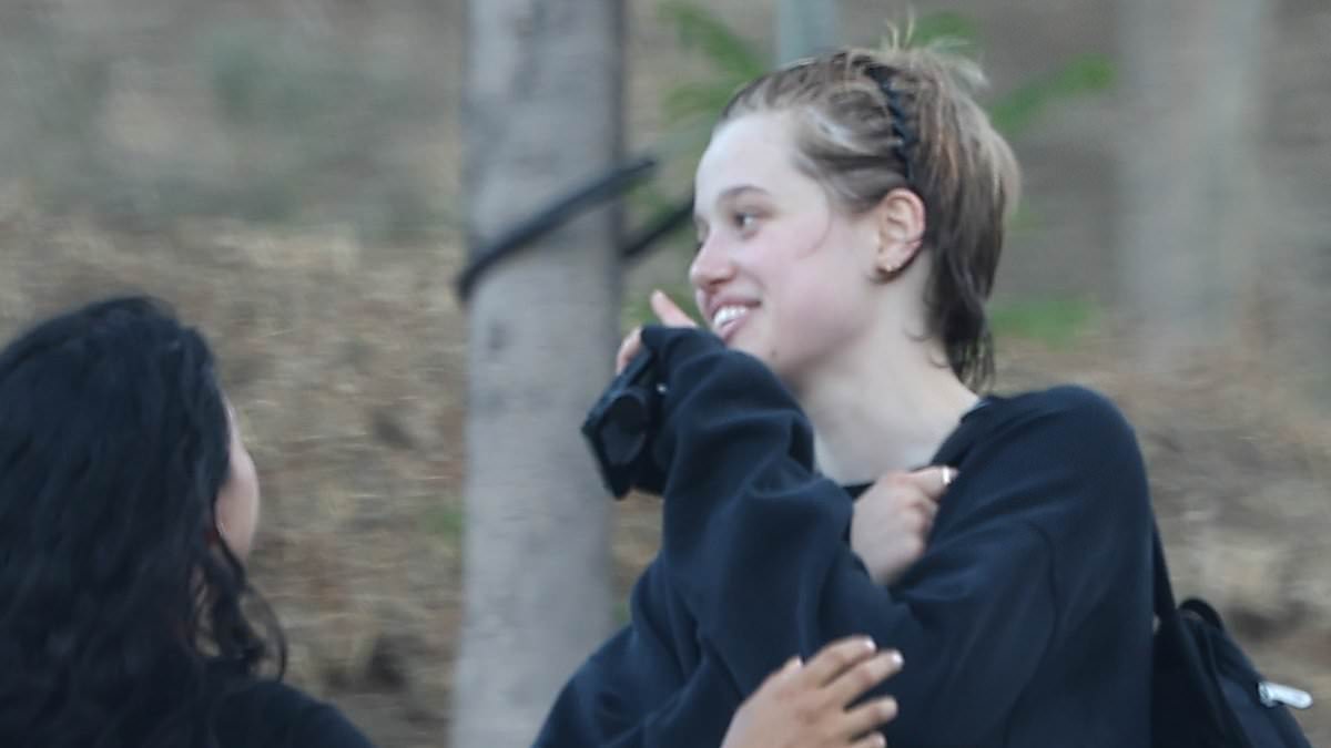 alert-–-angelina-jolie’s-lookalike-daughter-shiloh,-18,-pictured-in-high-spirits-with-her-female-dancer-pal-in-la