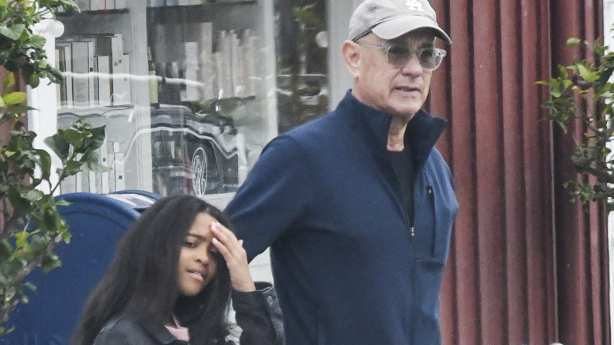 alert-–-tom-hanks-and-his-granddaughter-michaiah,-8,-bond-in-brentwood