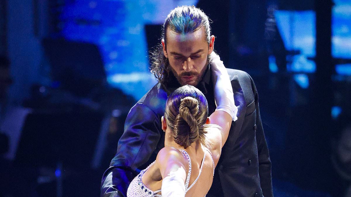 alert-–-pete-wicks-is-strictly’s-worst-dancer,-can’t-‘keep-his-hands’-off-his-partner-and-is-in-a-love-triangle…-yet-may-clinch-the-glitterball-for-a-very-surprising-reason,-tv-insiders-reveal-to-katie-hind