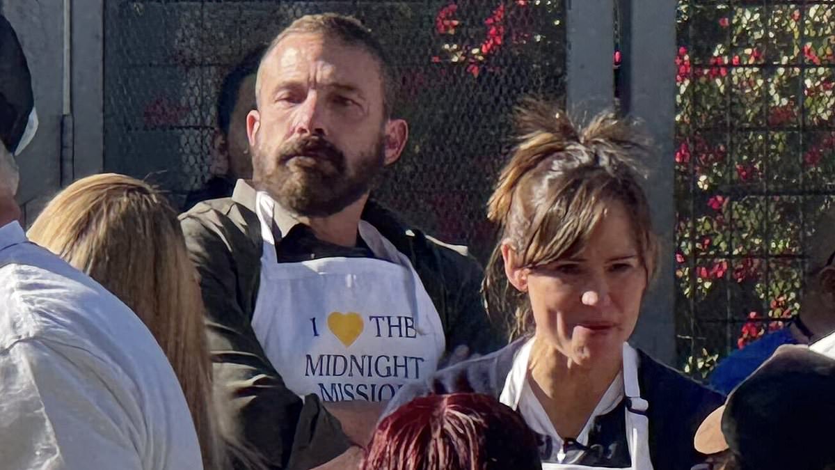 alert-–-ben-affleck-puts-on-cozy-display-with-ex-wife-jennifer-garner-on-thanksgiving-amid-jennifer-lopez-divorce