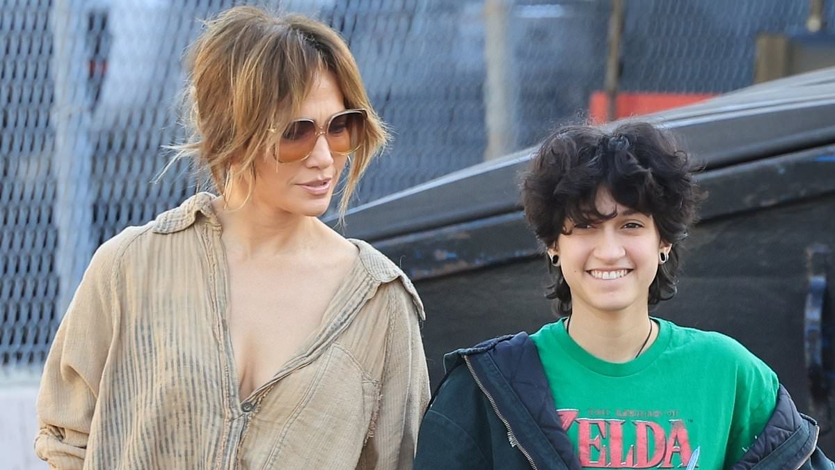 alert-–-jennifer-lopez-bonds-with-teenage-child-emme-as-they shop-at-los-angeles-flea-market