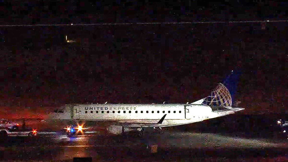 alert-–-united-airlines-flight-evacuated-at-newark-airport-after-crew-detected-smoke-in-cabin