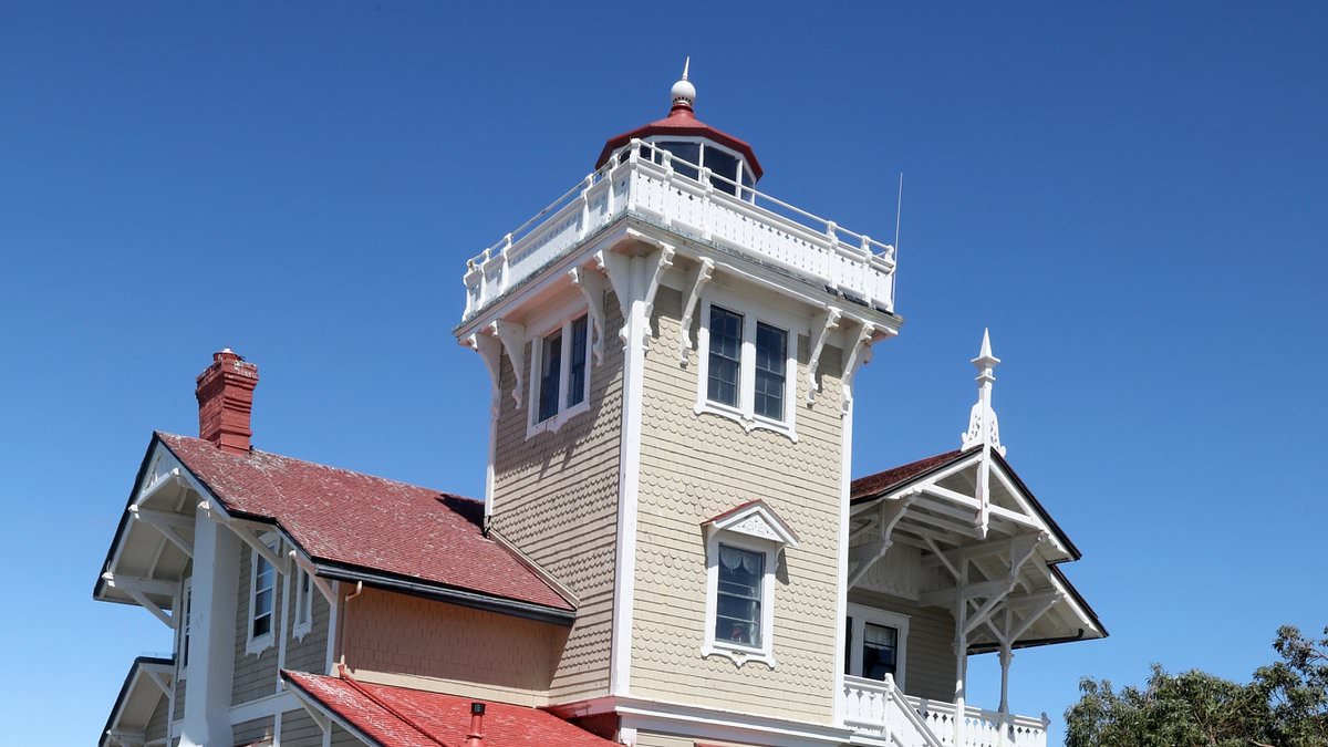 alert-–-stunning-san-francisco-bay-lighthouse-is-offering-couples-cash-to-move-there-and-run-tiny-b&b