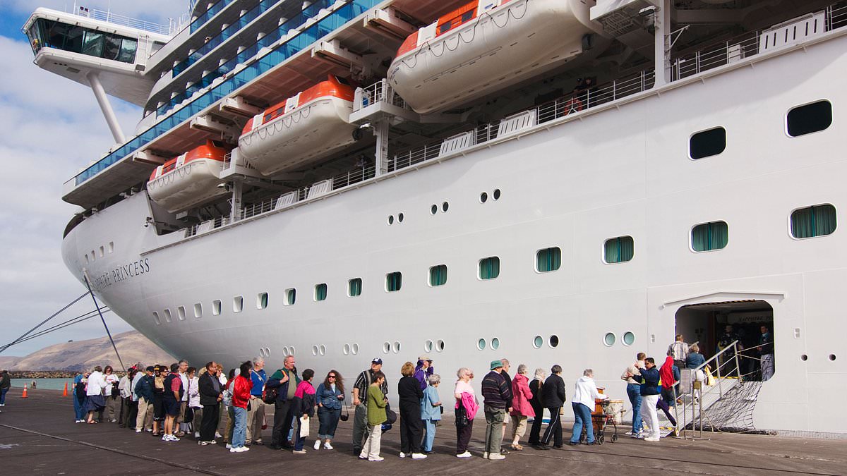 alert-–-i’m-a-cruise-ship-expert-–-here-are-five-rip-offs-to-avoid-when-coming-aboard…-and-why-bringing-your-own-water-bottle-is-a-must