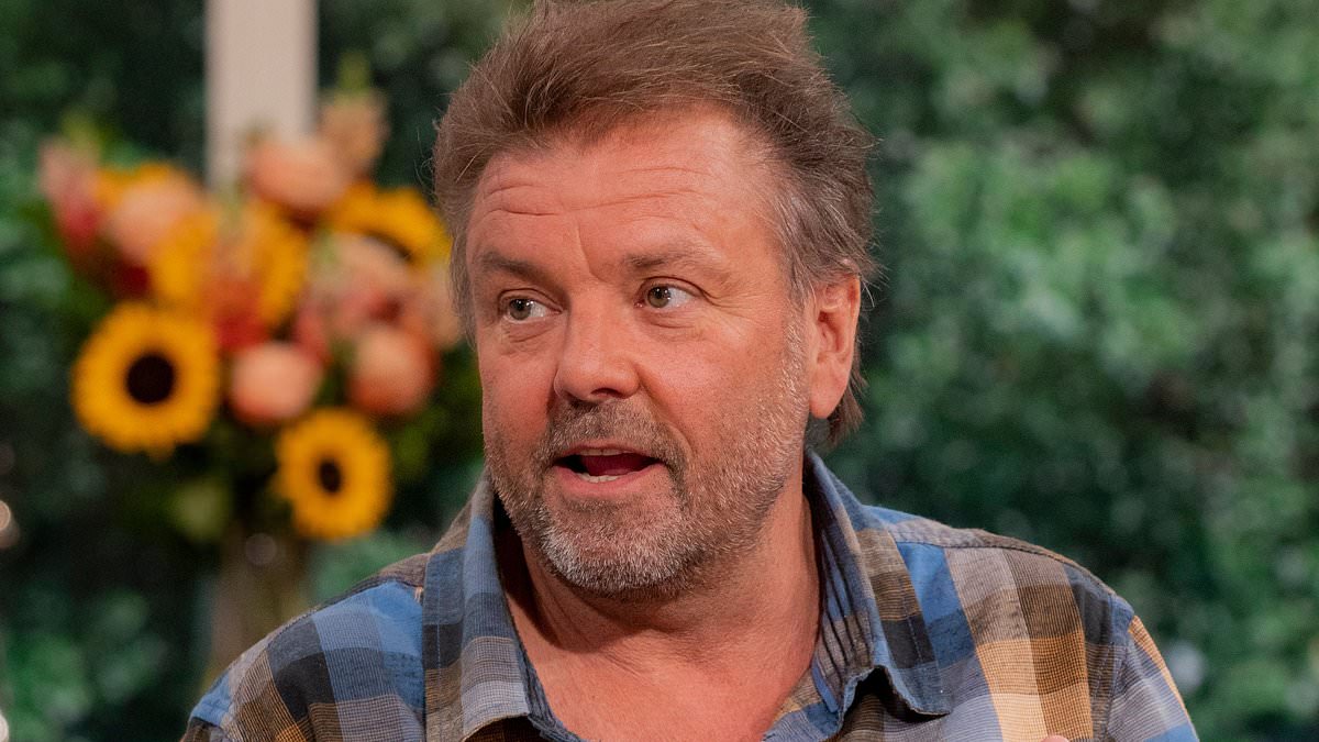 alert-–-homes-under-the-hammer-presenter-martin-roberts-is-‘ignoring-doctors-advice’-to-take-on-pub-renovation-project-–-after-star-was-rushed-to-hospital-for-emergency-heart-surgery