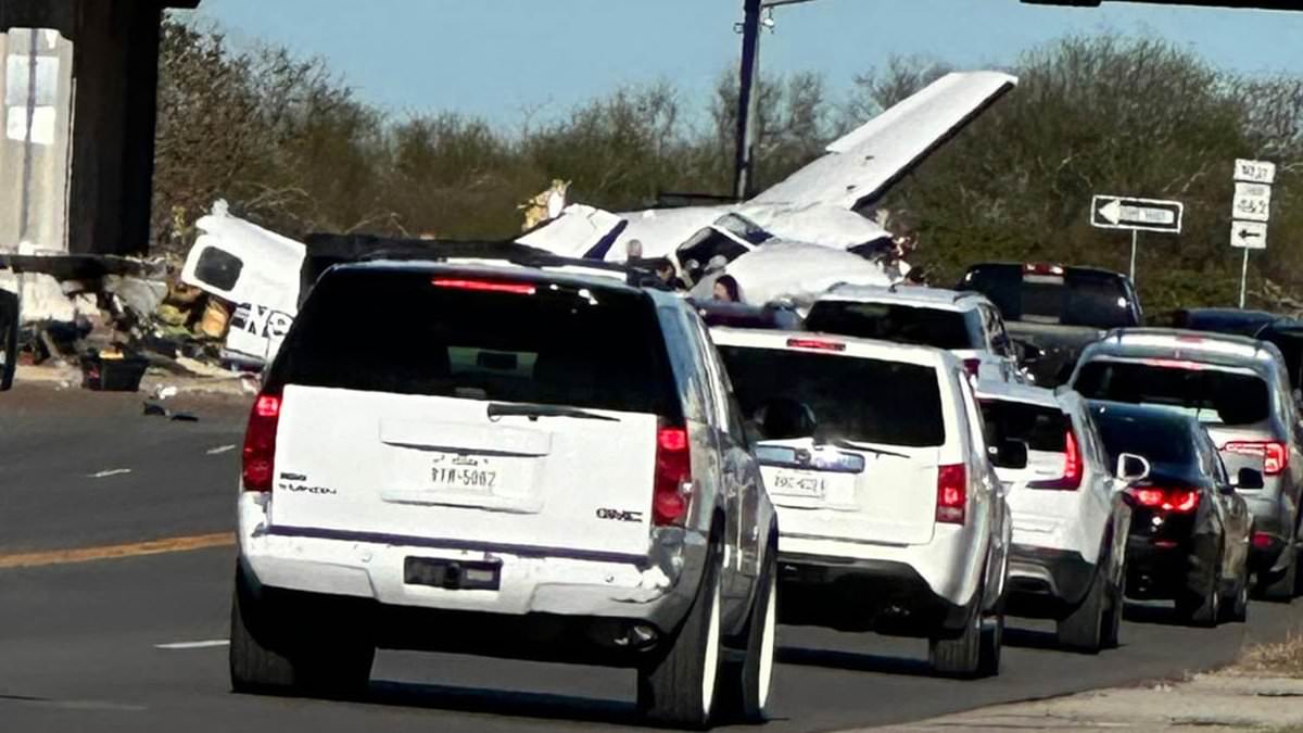 alert-–-plane-crashes-into-three-cars-in-victoria,-texas,-closing-zac-lentz-parkway