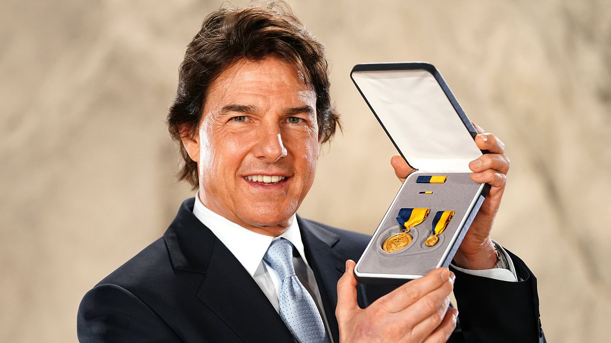 alert-–-hollywood-action-hero-tom-cruise-is-presented-with-an-award-for-‘valour’-by-the-us-navy-which-is-the-highest-possible-accolade-given-to-a-civilian