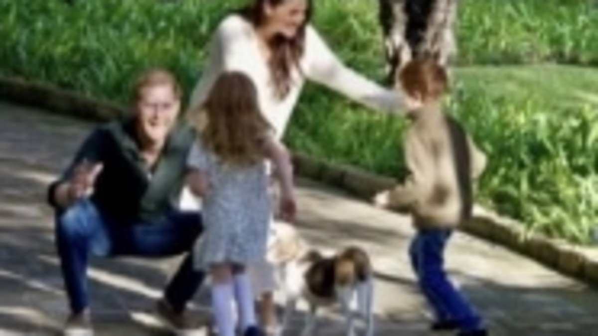 alert-–-harry-and-meghan’s-‘holiday’-card-sparks-wild-conspiracy-theories:-royal-fans-spread-baseless-claims-photo-of-archie-and-lilibet-is-‘faked’-with-photoshop-and-they’ve-used-‘ai-children’-in-deliberately-blurred-image