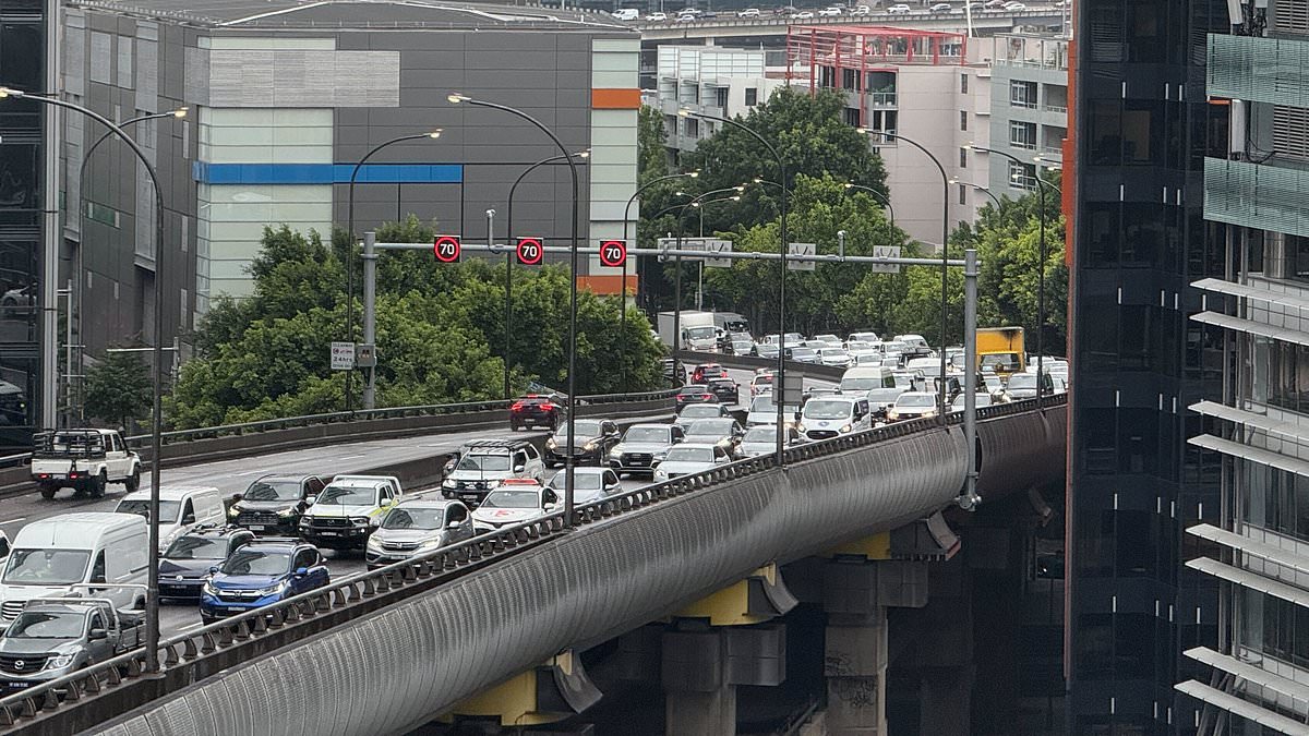 alert-–-sydney-traffic-descends-into-chaos-ahead-of-christmas-–-with-major-routes-gridlocked-across-the-city