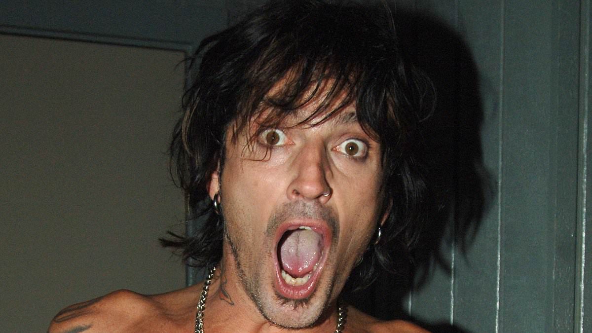 alert-–-fans-disgusted-by-how-often-tommy-lee-takes-a-shower:-‘gross!’