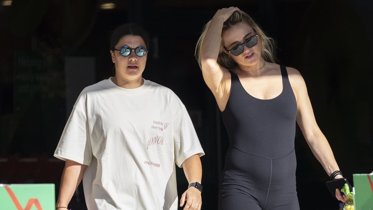 alert-–-sam-kerr-cuts-a-sporty-figure-as-she-joins-her-pregnant-fiancee-kristie-mewis-for-sunny-day-out-in-perth-as-they-return-to-australia-for-christmas