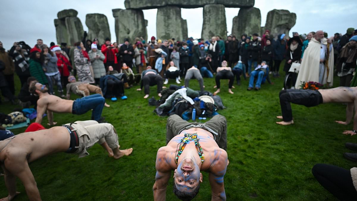 alert-–-winter-solstice:-pagans,-druids-and-tourists-descend-on-stonehenge-to-mark-the-shortest-day-of-the-year